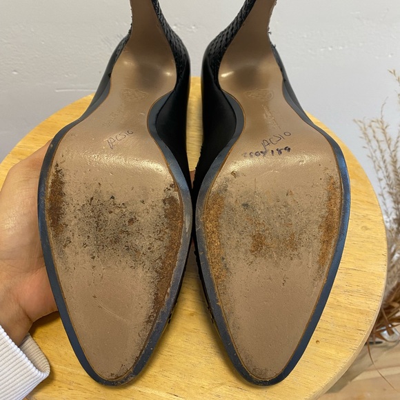 Ferragamo Black Leather Heels with Scallop details - Picture 9 of 10